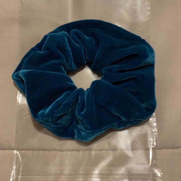 ๐๐๐NWOT Aqua Velvet Large Scrunchie - Picture 4 of 6